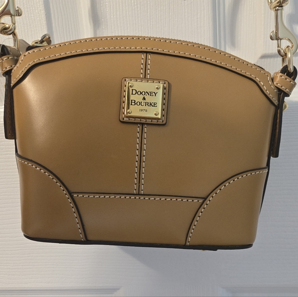 Dooney & Bourke Handbags - Dooney & Bourke crossbody bag